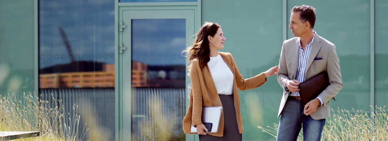 Video of people sitting in a dining area.