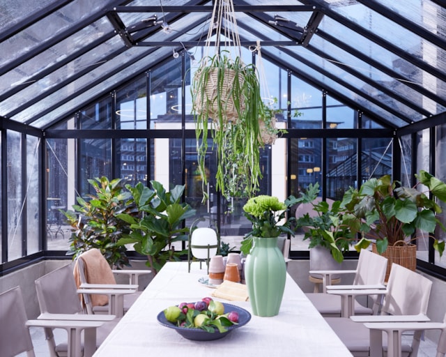Sitting area in a greenhouse on the roof terrace.
